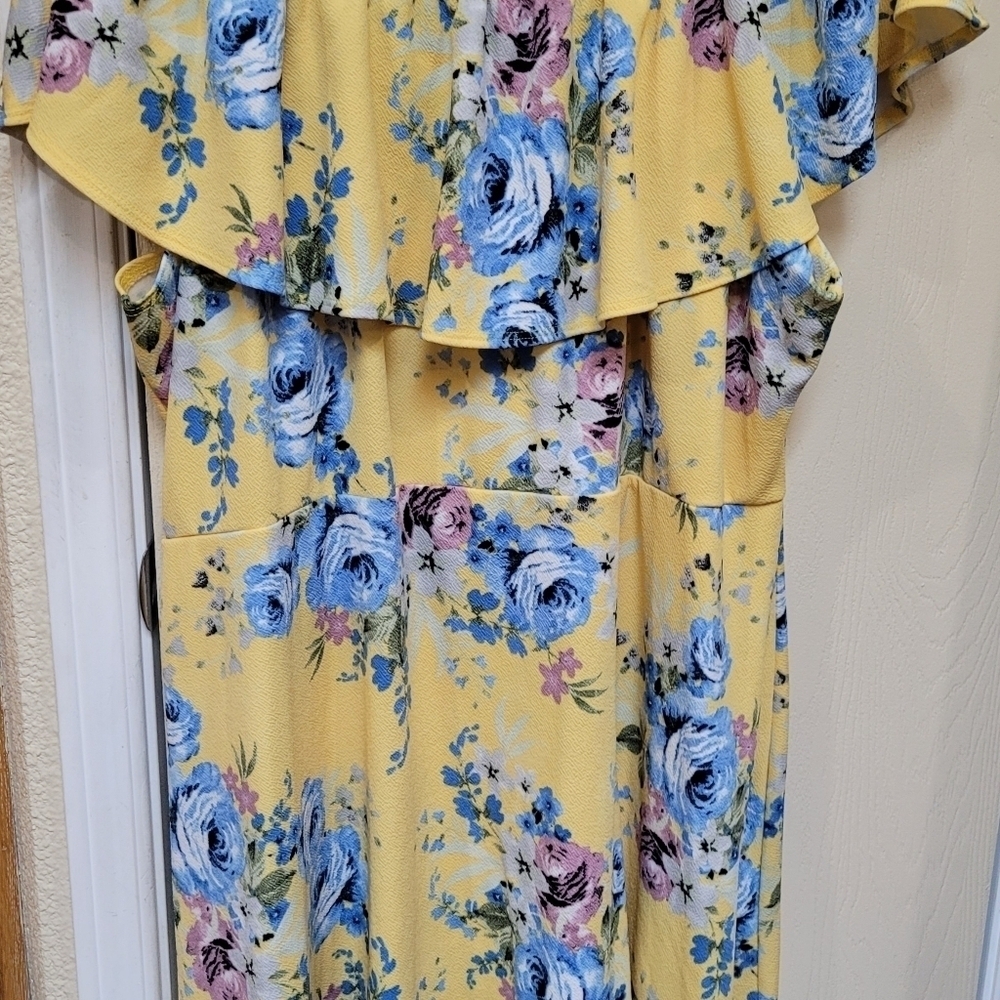 Beautiful bright dress - Picture 3 of 3